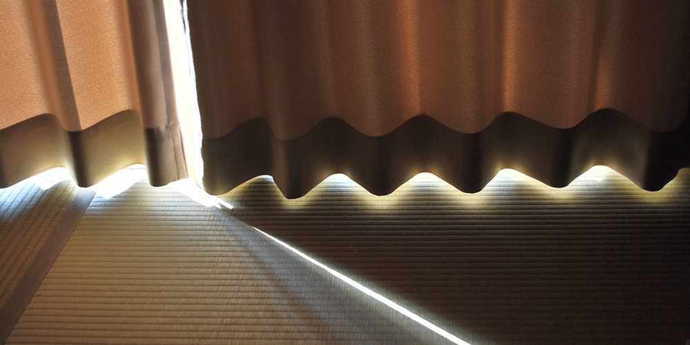 夜勤明けの睡眠対策：遮光カーテンで明るさをカット