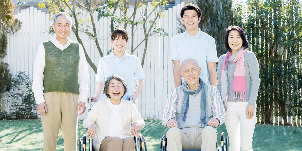 笑顔の高齢者と家族と介護士